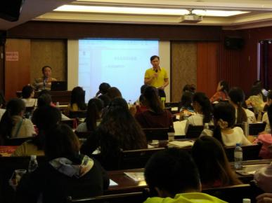 英語(yǔ)會(huì)場(chǎng)教科院翁所長(zhǎng)做開場(chǎng)白