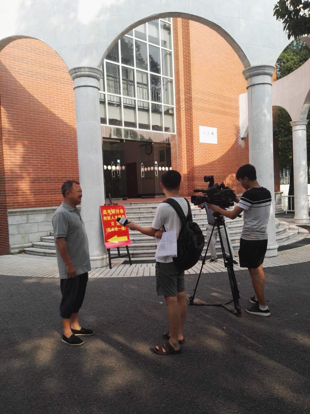 湖南炎德文化實(shí)業(yè)有限公司董事長何譽(yù)軍先生接受湖南教育電視臺專訪